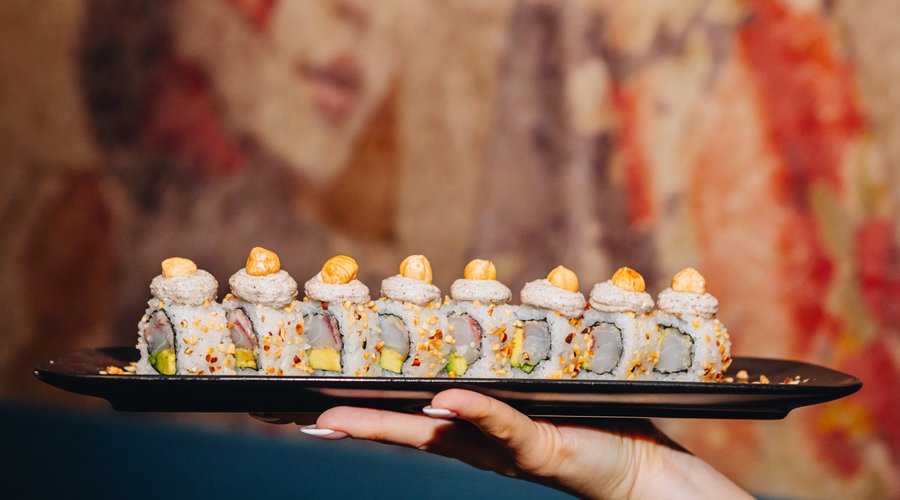 😍 Il nostro nuovo Roll alla Nocciola ha già conquistato un posto tra i più amati: Spuma al tartufo, Nocciole IGP delle Langhe Intere, Avocado e una morbida Ricciola...non potrai più farne a meno!