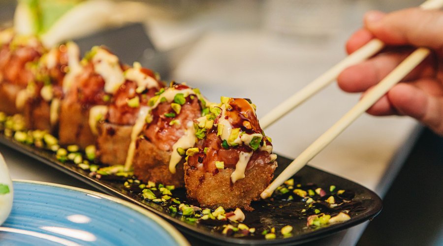 😍 Il nostro Fusion è come il dolce: uno spazietto per lui c'è sempre, anche quando sei sazio!
🍤 Polpettina di riso in tempura con asparagi, tartarina di salmone e una cascata di pistacchio!