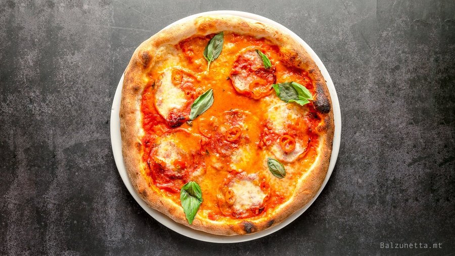 Pizza Diavola
Tomato sauce, mozzarella fior di latte, spicy salame, spicy mushrooms