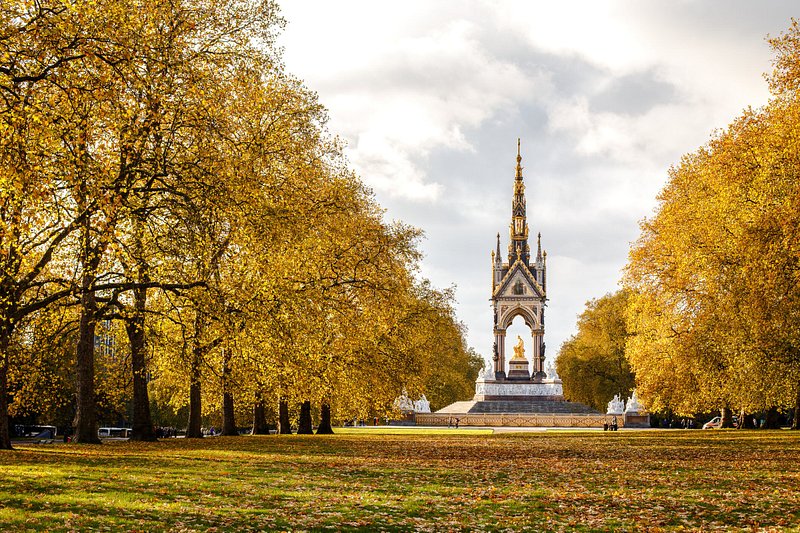 Hyde park in the autumn