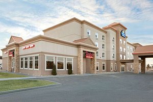 Days Inn & Suites Edmonton Airport in Leduc, image may contain: Hotel, City, Inn, Office Building