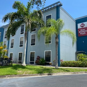 Best Western Plus Bradenton Gateway Hotel in Bradenton, image may contain: Neighborhood, Hotel, City, Condo