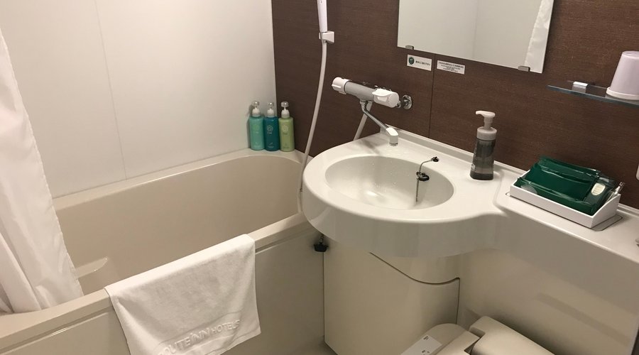 ユニットバス。トイレ便器は、古いルートインと比べるとサイズが大きくなって、普通に使えるようになった。