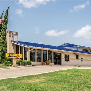 Welcome to the Super 8 San Marcos