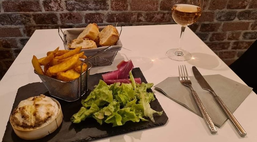 Planche camembert rôti avec salade jambon cru et potatoes