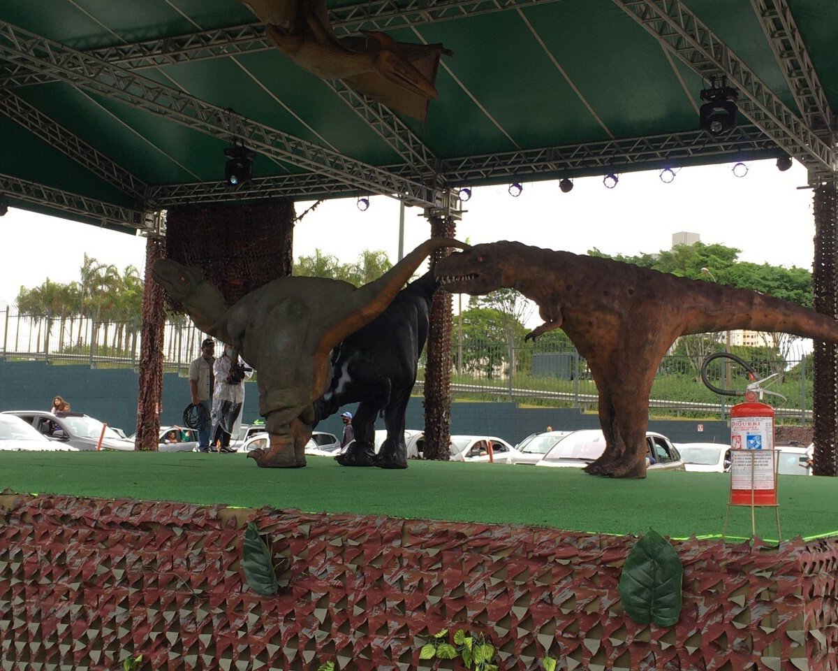 Safári de dinossauros robôs recria 'Jurassic Park' ao ar livre em São Paulo  - 30/09/2020 - Passeios - Guia Folha