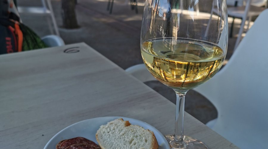Vino y tapa.