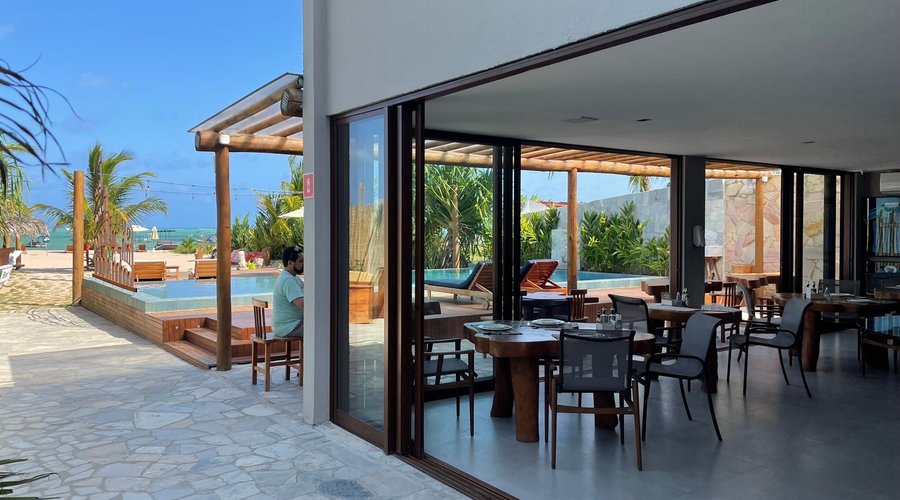 Espaço aconchegante, com um ar de exclusividade. São apenas 10 mesas, ao lado da piscina e de frente para o mar de São Miguel dos Milagres - AL.