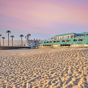 Located on the sands of Pismo Beach, guests can go from city shoes to sandy toes in less than 10'.