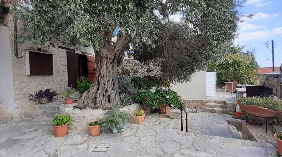 Vouni Lodge courtyard