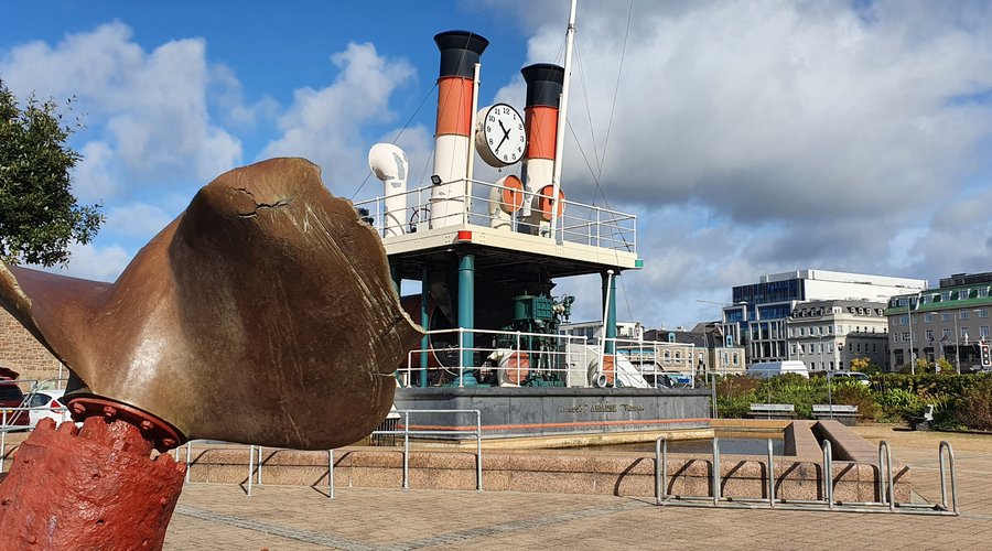 Steam clock by harbour 