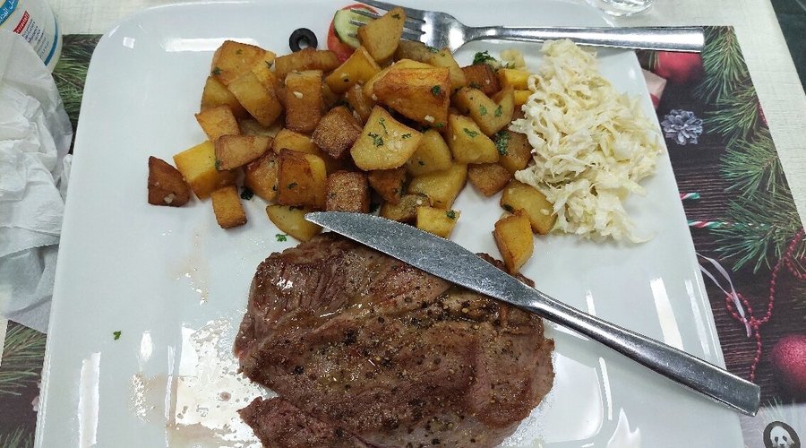 Cornetto. Steak avec frites , poulet bicyclette. Poisson
