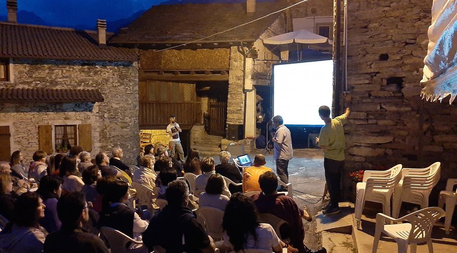 Proiezione a Colletto durante la rassegna di cinema all'aperto in Valle Grana :SconfinaMenti.