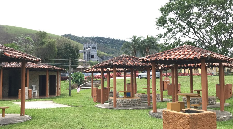 Pode reunir a família para fazer churrasco e curtir as piscinas.