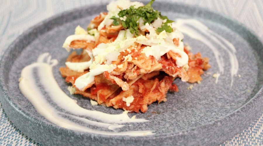 Chilaquiles rojos. Un ligero toque de picante acompañado de quesos elaborado en la región da el contraste para disfrutar este platillo mexicano.