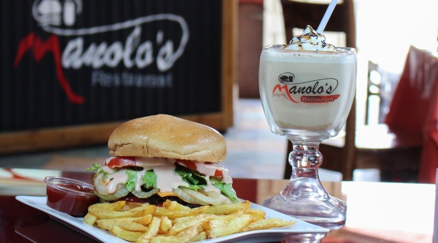 Rica hamburguesa de res y licuado granizado de Granola con caramelo