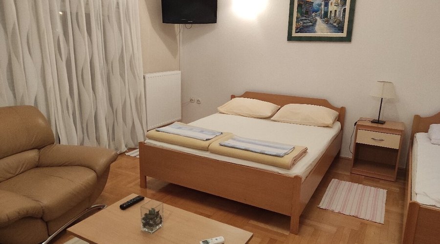 Cómoda cama y agradable y acogedora habitación.   Calidad/Precio muy interesante. A 15 ' del centro caminando y con posibilidad de guardar el auto.  La atención de Tanya excelente y con puros detalles para hacer más confortable la estancia.  Una gran  suerte haberla encontrado una hora más tarde de haber entrado en Bosnia por primera vez.   Mil gracias por todo!!   Hvala!!!!