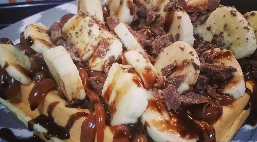 Sobremesa de waffles com Nutella, banana e chocolate..súper delicia!