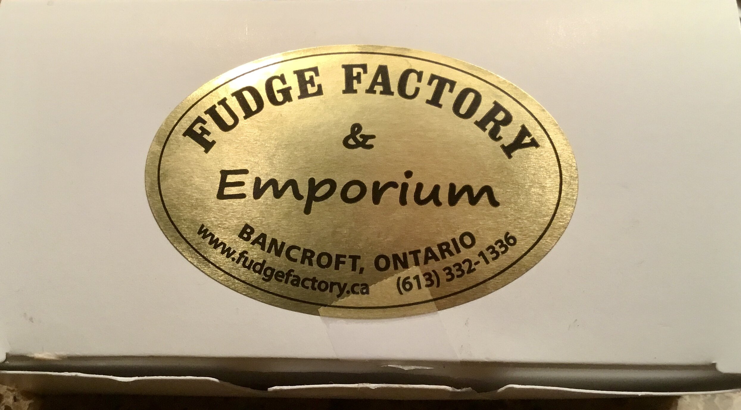 FUDGE FACTORY AND EMPORIUM Bancroft Ce Qu Il Faut Savoir   Logo On Fudge Box 