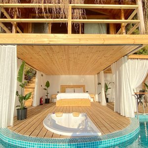 PAPATYA odamız full deniz manzaralı özel havuzlu ve jakuzilidir . Alt katında tüllerle çevrili Akdeniz yatağı mevcuttur. %65 korunaklıdır 
Our PAPATYA room has a private pool and jacuzzi with full sea view. On the lower floor, there is a mediterranean bed surrounded by tulle. privacy %65 