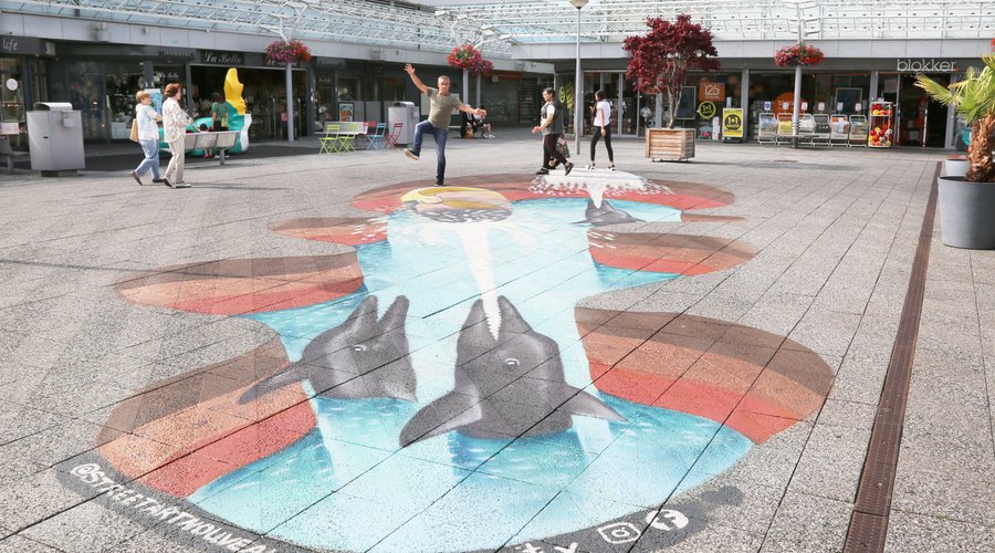 Visual art op het middenplein in winkelcentrum Boven 't Y in Amsterdam-Noord.