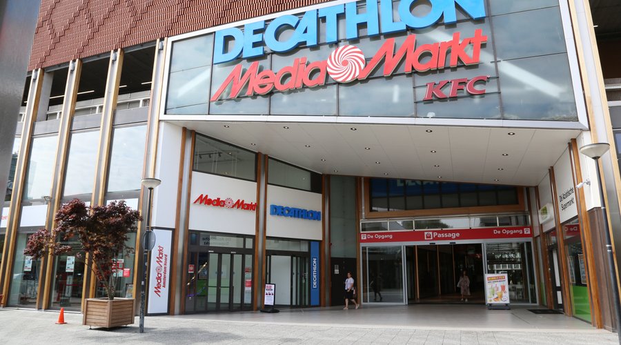 Winkelcentrum Boven 't Y huisvest diverse grote ketens, zoals MediaMarkt, Decathlon, Hema, C&A, KFC en McDonald's, maar ook veel winkels van lokale ondernemers.