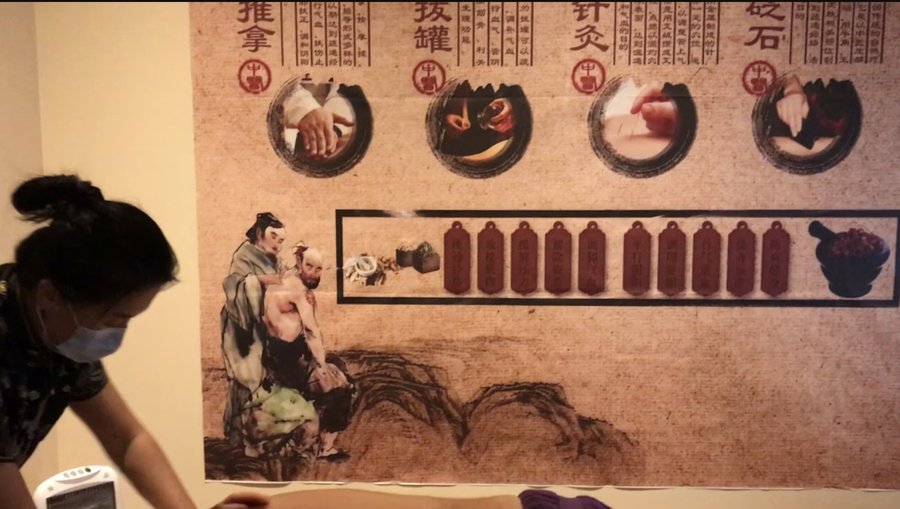 Le massage chinois connu sous le nom de massage Tuina permet de libérer le flux d'énergie de l'ensemble du corps