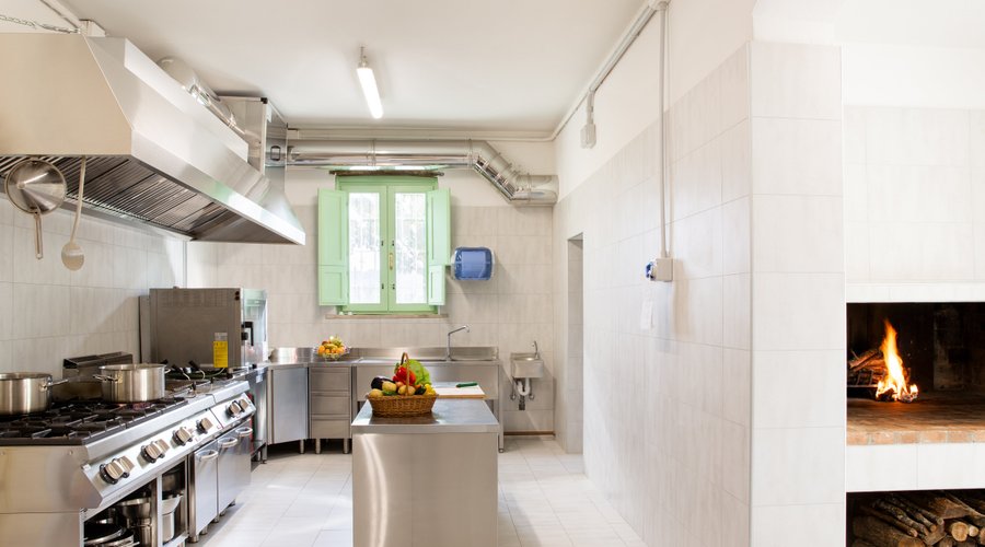 Cucina Professionale utilizzata in occasione di Banchetti o in caso di affitto ad Uso Esclusivo della Villa
