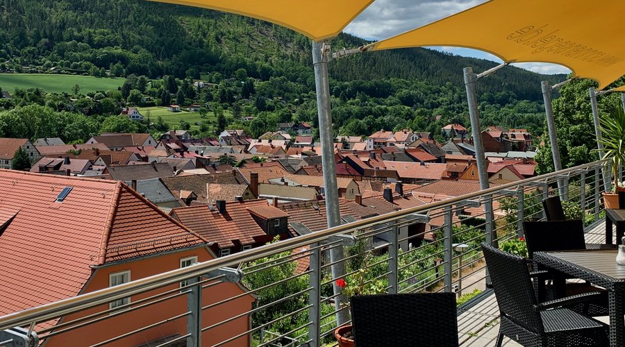Genießen Sie im Café & Bistro Allianzhaus eine entspannte Zeit bei einzigartigem Ambiente und traumhaftem Blick über die Dächer Bad Blankenburgs und die Ausläufer des Schwarzatals mitten im Thüringer Wald.