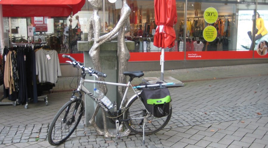 Edelstahl Skulptur " Begegnung " vom Künstler Richard Cox. Einer der beide, könnte mit dem Fahrrad gekommen sein...