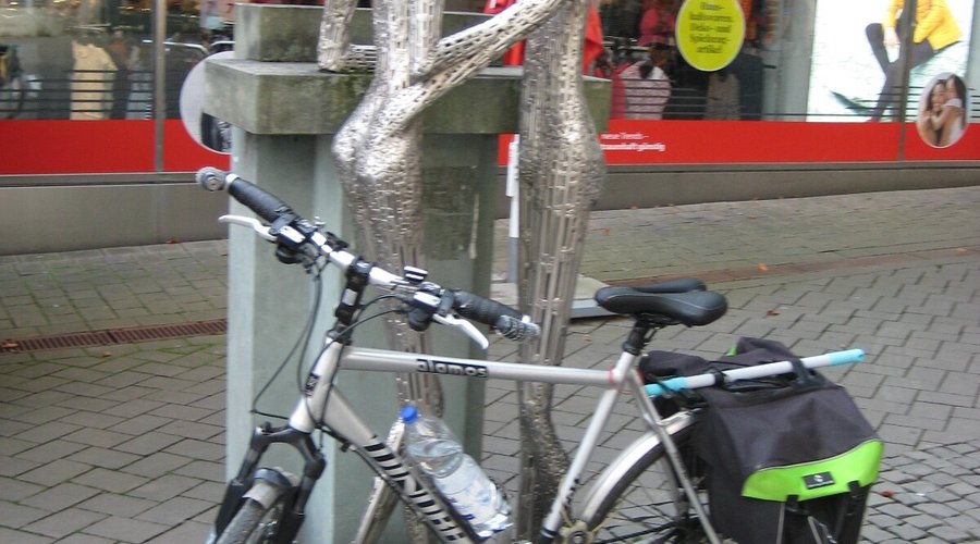 Edelstahl Skulptur " Begegnung " vom Künstler Richard Cox. Einer der beide, könnte mit dem Fahrrad gekommen sein...