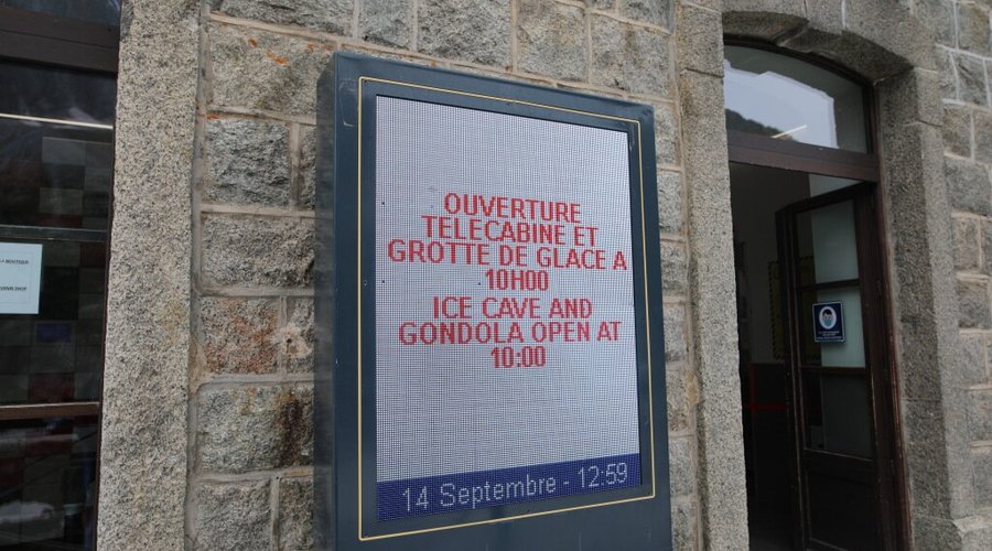 Déçu car celle-ci s'arrête à mi parcours et il faut descendre à pied 580 marches pour se rendre à la grotte de glace. 