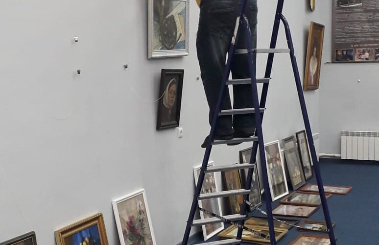 На моей Персональной выставке "В поиске себя..." Монтаж моим супругом художественных картин для экспозиции.
