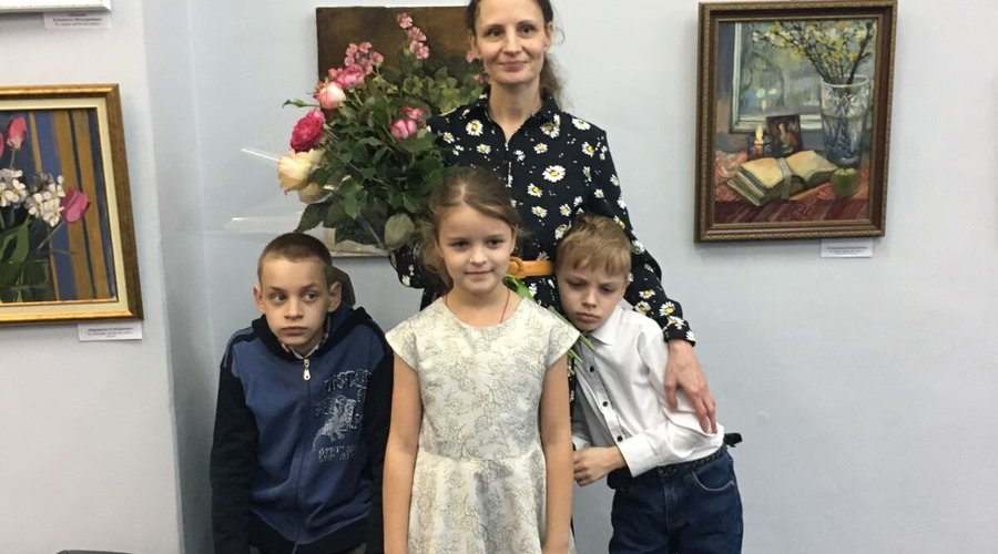 На моей Персональной выставке "В поиске себя..." Со своими родными детьми на открытии выставки.