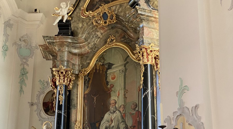 Innenraum dieser wunderschönen Kirche, im Kern rund und darüber das Kreuz gelegt.