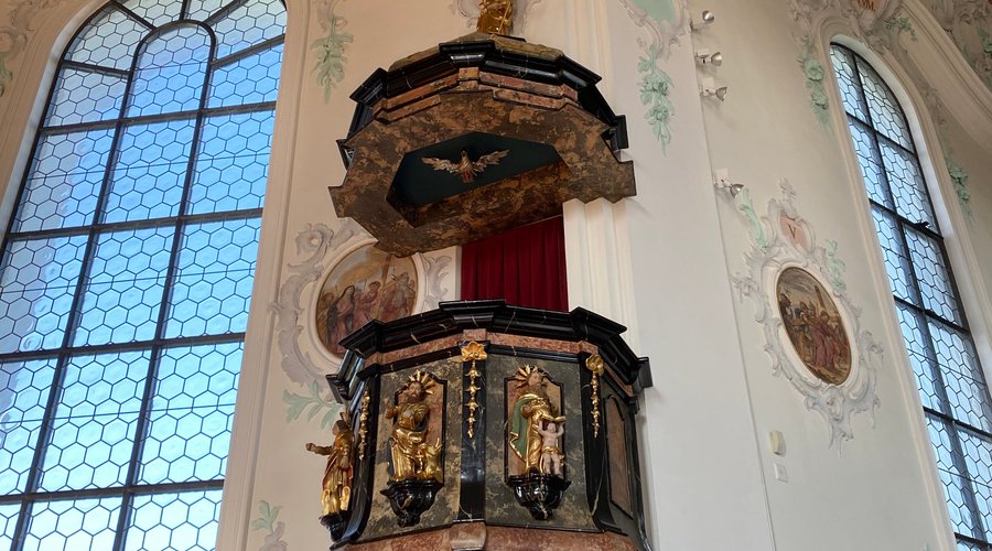 Innenraum dieser wunderschönen Kirche, im Kern rund und darüber das Kreuz gelegt.