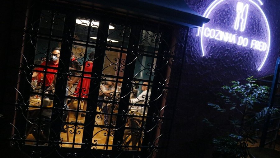 Fachada com luminoso aceso.