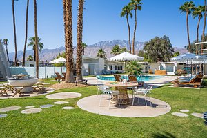The Monkey Tree by AvantStay in Palm Springs, image may contain: Resort, Hotel, Villa, Backyard