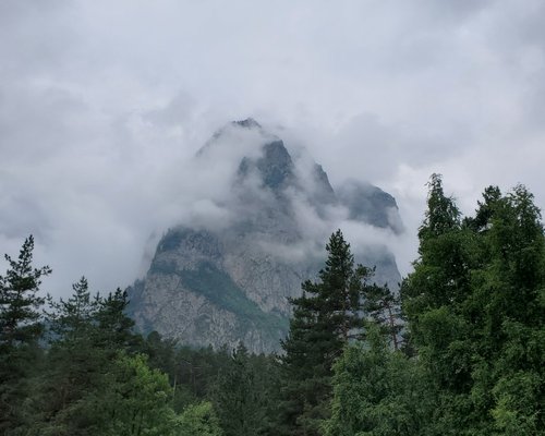 Вертикальная фото гора монах летом цей