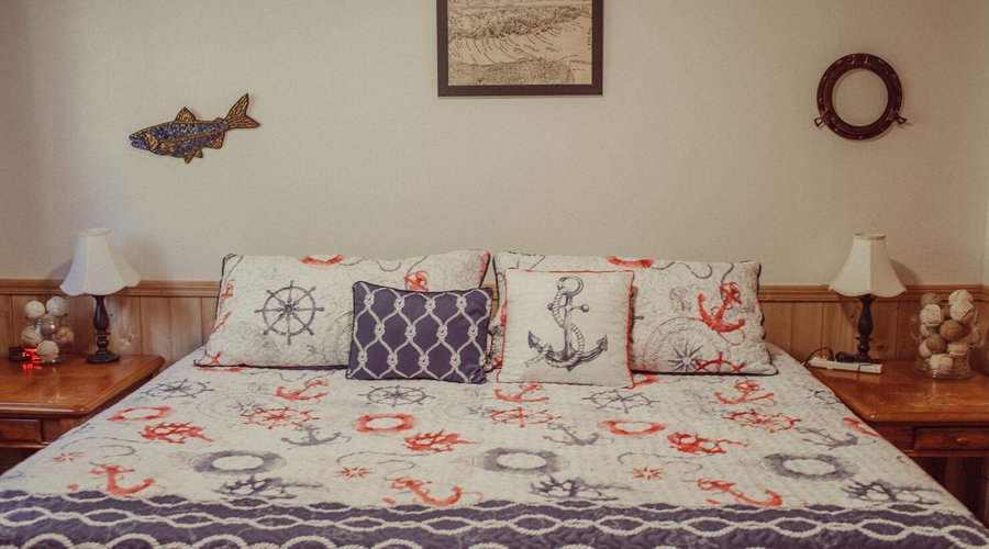 Captain's Quarters: 1 bedroom apartment with king bed, 2 twins, common area, kitchenette, full bath.