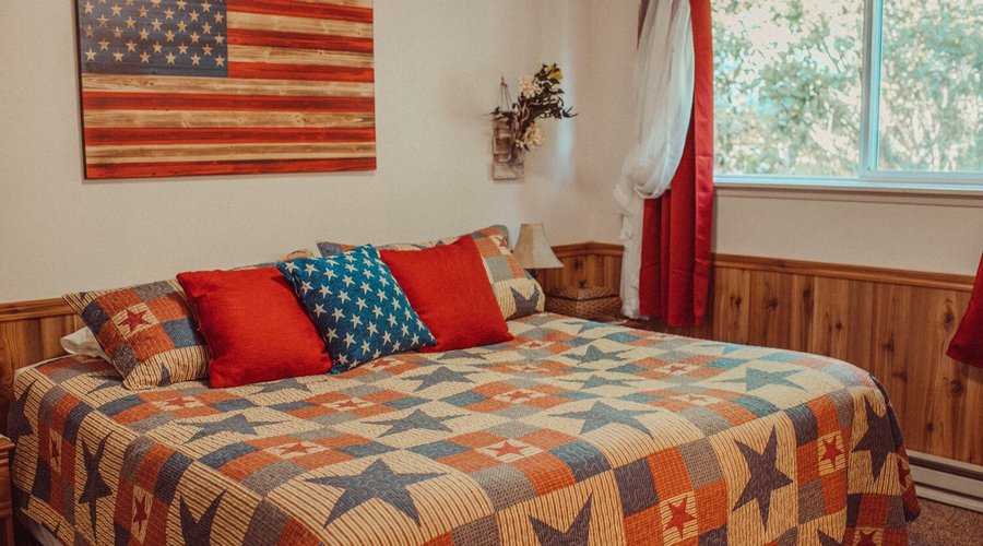 Patriot Suite: 1 bedroom apartment with king bed, 2 twins, common area, kitchenette, full bath.