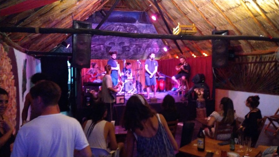 Noche a noche, de martes a domingo, un foro abierto para compartir la palabra, la música y otras expresiones artísticas 