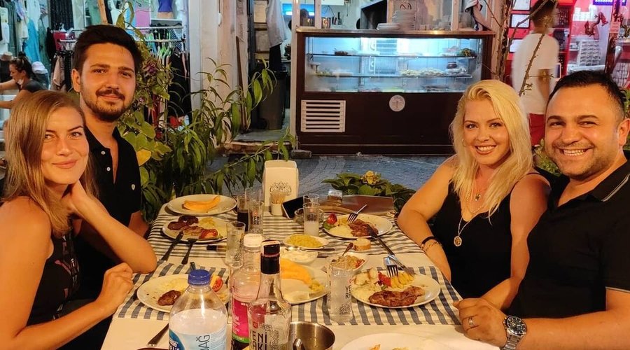 Erol'un Yeri'nde akşam yemeği