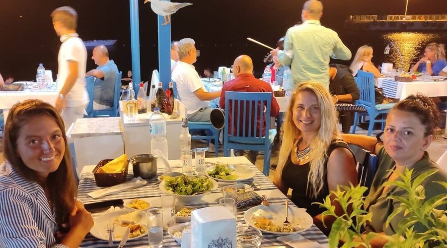 Erol'un Yeri'nde akşam yemeği