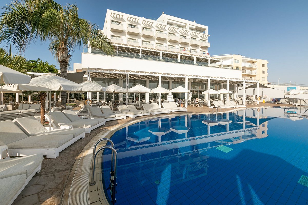 Atlantica Sea Breeze Hotel, hotel in Pernera