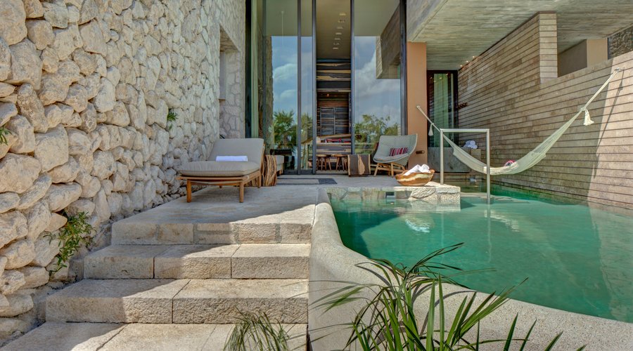 Piscina privada en cada habitación.