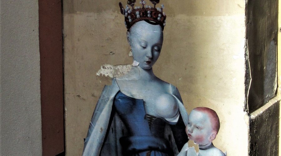 Collage de la street artiste Rebecca au 18 bis rue Léon Chartier dans le 15ème arrondissement