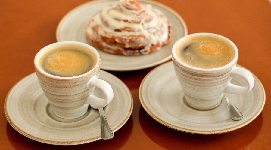 Americano con rollo de canela 