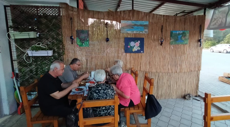 Leziz soslu ızgara tavugu,muhtesem mezeleri ve uygun fiyatları ile ailecek yemek yenilecek muhteşem bir yer.