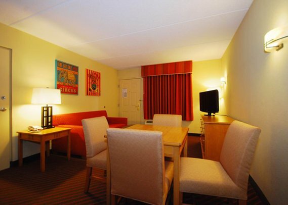 Hotel photo 11 of Econo Lodge Riverside.